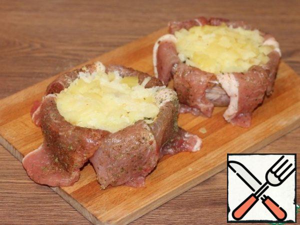 Spread out and tamp boiled and grated potatoes on a large grater. Potatoes pre-salt, you can add dry seasoning.
