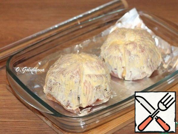 In a baking dish, put the foil and grease with vegetable oil. Spread the balls and lubricate with mayonnaise.
Send the form with balls in a preheated 180 C oven and bake the meat until tender (~ 45 minutes).