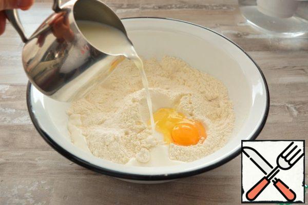 Sift the flour into a bowl, add salt, sugar, vanillin, dry soluble yeast and mix the dry ingredients.Add the egg, warm milk, soft butter and knead the dough