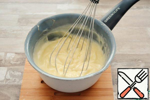Bring the remaining 200 ml of milk to a boil, with careful stirring, pour in a trickle of egg-starch mixture from the previous step. Cook until thickened for about 1-2 minutes. Mix very intensively, the cream may burn! Cool it completely by covering it with cling film.
