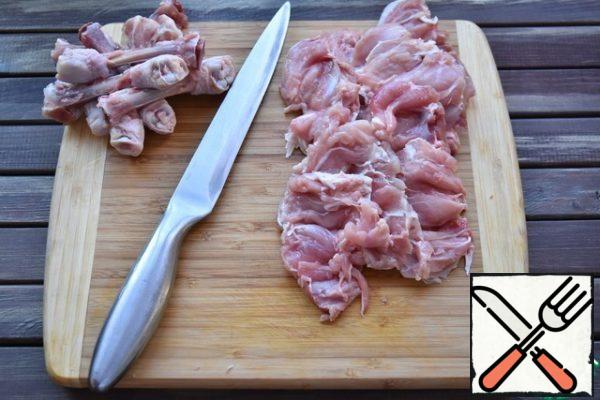 Free the chicken from the bones, clean the meat from the tendons and cut into medium-sized pieces.