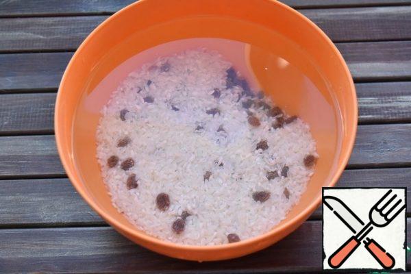 Rice together with raisins rinse under running water until light water. Fold on a sieve to drain excess moisture.