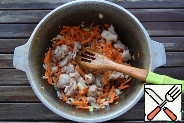 In a cauldron, heat the vegetable oil until a haze appears. Lay out the meat and fry it over high heat. Then add the vegetables, stir and fry for another 3-4 minutes. Pour a glass of water, add spices, salt, garlic and, if desired, a whole pod of hot red pepper. On medium heat, then simmer for 20-30 minutes. Do not let it boil too much, otherwise the carrots and onions will simply boil and turn into porridge.
