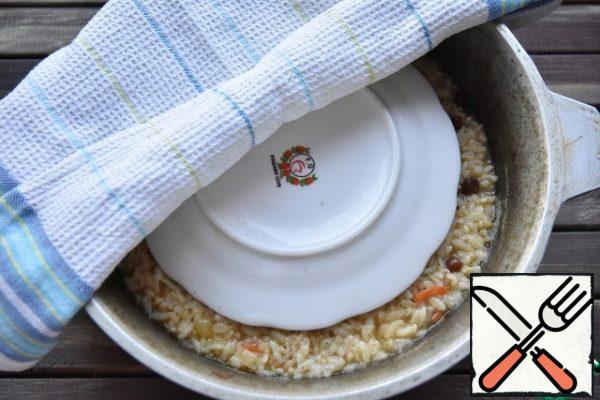 Simmer the pilaf on low heat for 20 minutes. Then remove from the heat and let stand for a while.
