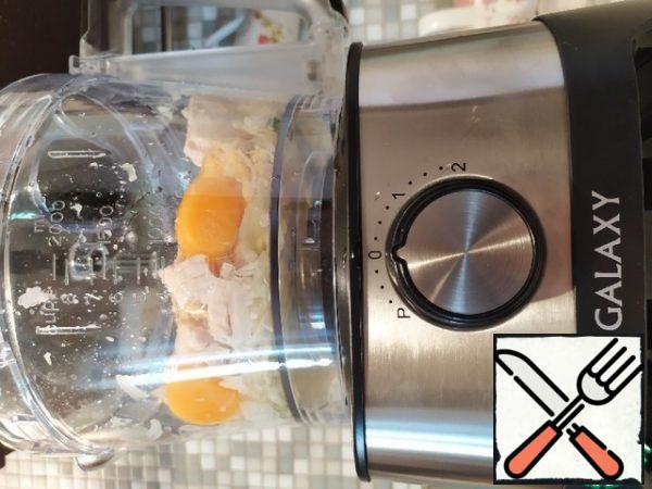 Onions, chicken breast and eggs are sent to a food processor. Grind thoroughly until smooth.