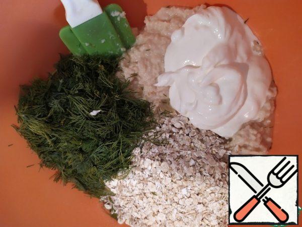 In the resulting mass, add salt, finely chopped dill, oatmeal and sour cream. Stir and leave for 15-20 minutes.