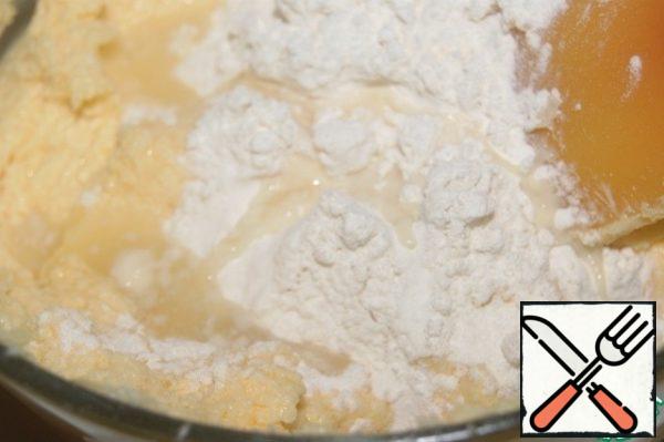 In three doses, add the flour and pour in a little juice, stirring each time with a spatula.