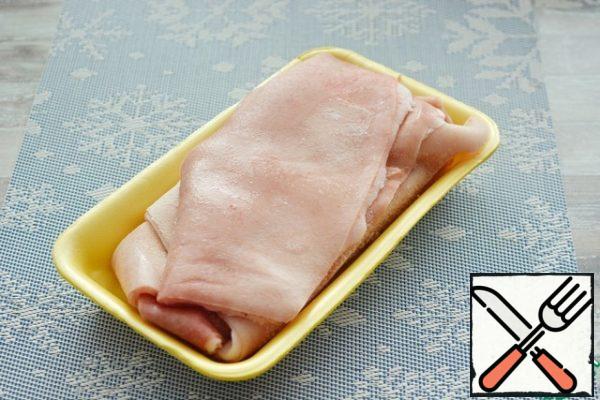 Cover the pork skin with water and cook (without salt) until soft (about 1.5-2 hours). Allow to cool completely. Water for cooking skins in the ingredients is not specified, pour so that barely covered.