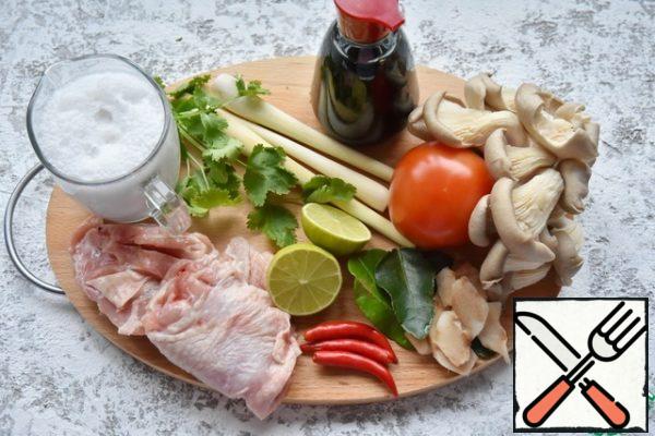 To prepare the classic Thai soup Tom Kha prepare the necessary set of products: chicken, lemongrass, lime, Kaffir lime leaves, galangal root, chili pepper, cane sugar, fish sauce, tomatoes, mushrooms, coconut milk, cilantro.