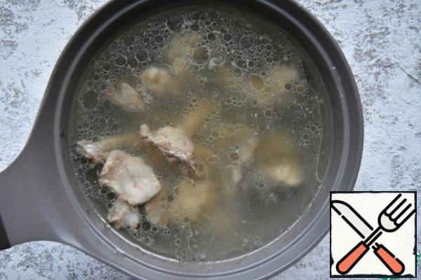 First of all, release the meat from the bones., you can immediately cut it into portions or do it after boiling.
The bones and the meat well washed, pour water and put on medium heat to cook the broth. After boiling, do not forget to remove the foam.
After 40 minutes, strain the broth, remove the bones and meat aside.