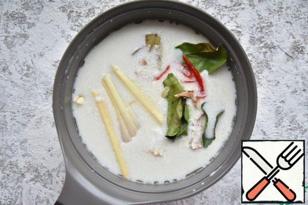 In the prepared broth, pour coconut milk, put the ingredients that will give the soup an exotic flavor: lemongrass, Kaffir lime leaves, galangal root, chili pepper. To give the broth to boil and cook for 5-7 minutes on low heat.
After boiling, they can be removed from the broth.