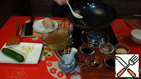 ... add the sugar candy, dark soy sauce and stirring constantly, waiting for the sugar to dissolve completely.