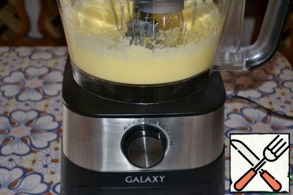 Prepare the dough: pour sugar into the bowl of a blender or mixer, add an egg. Beat at the first speed for about a minute.
