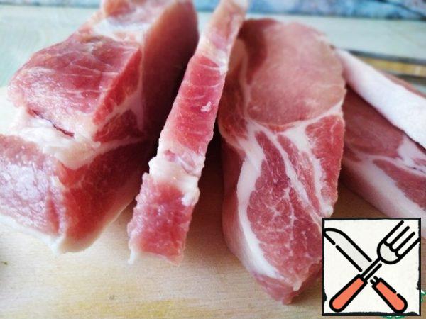 Cut the meat 1 cm thick.
With this method of cooking, any meat will turn out very juicy and tender.
The time is indicated without taking into account soaking and pickling.