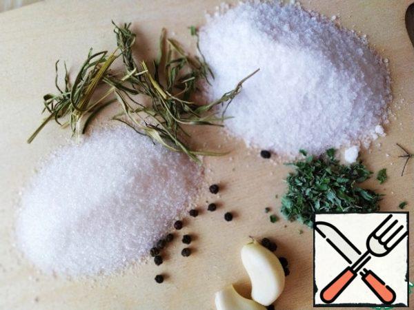 Mix salt, sugar, grated garlic, pepper, tarragon and oregano. Pour 1 liter of water and bring to a boil. Non-parliamentary.
Lower the meat into the resulting brine and leave overnight (you can for 1-1.5 days.).