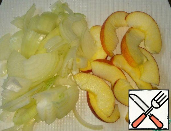 Deverticalized onion slice not too thinly.
Wash the Apple, remove the seeds, cut into slices.