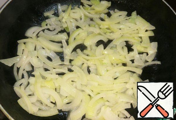 Fry the onion on a mixture of butter and vegetable oils until transparent.
