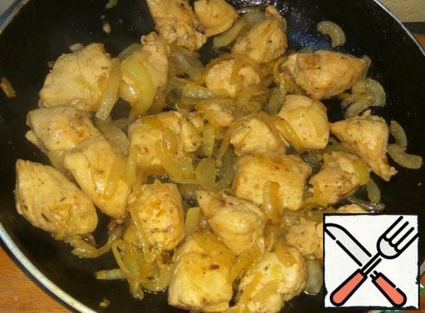 Add the marinated meat.
Fry for 5 minutes on high heat, stirring, until the meat is slightly browned.
