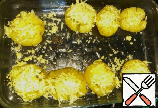 The remaining melted butter mixed with crushed garlic.
Pour the ready potatoes with oil and garlic. Sprinkle with grated cheese and put in the oven for another 5 minutes.
Serve hot.
