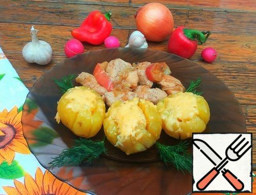 Very tasty, fragrant and tender potatoes are ready! Treat. A meat dish will be an ideal addition to such potatoes.
I made a chicken fillet stewed with apples.