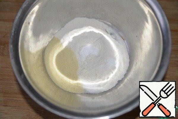 Take three bowls (capacity). In one mix the dry ingredients: flour, semolina, salt, soda, vanilla and baking powder.