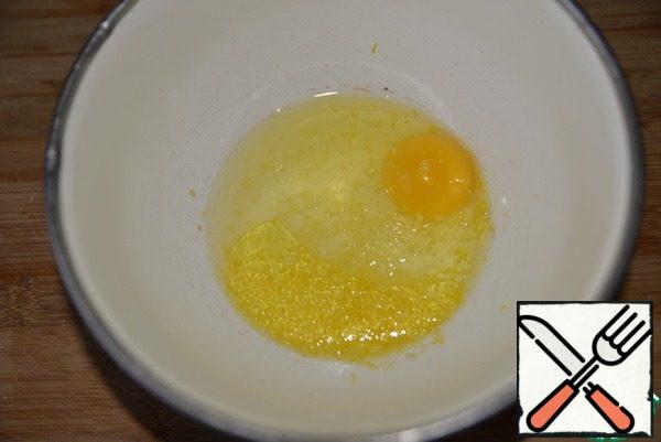 In another mix the egg, olive oil, juice and zest of half a lemon, liquor. Beat with a whisk.