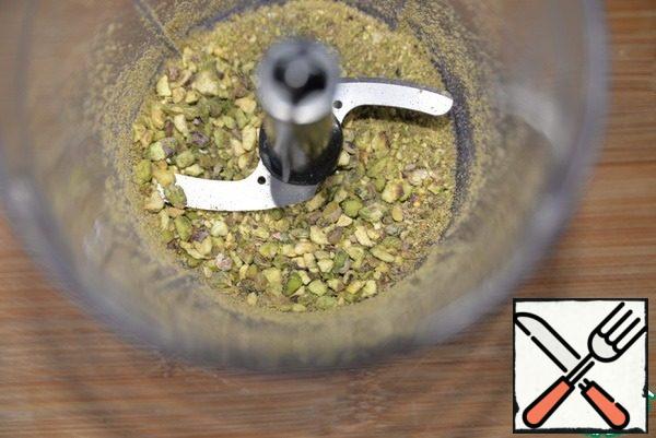 Grind the pistachios in a blender into crumbs.
