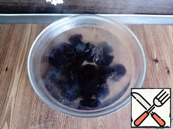 Prunes pour hot water and leave for 15 minutes.