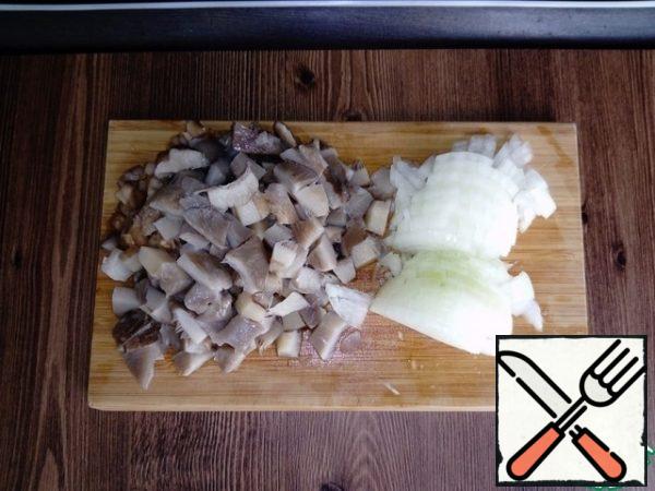 Wash the mushrooms and chop them finely, chop the onion finely. Fry the mushrooms and onions until golden brown.
