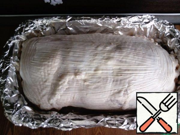 Turn into a roll. And it is sewn up. Sewn carcass put on a baking sheet seam down, grease the top with mayonnaise. Put the roll in the oven preheated to 180*C. on 60 shadowing, then temperatures increase until 200*C and bake until Golden color of roll.