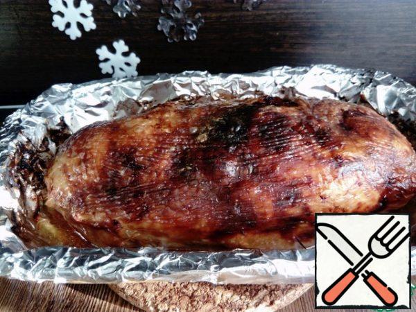 After the roll is ready, remove it from the oven. and put a cutting board on top of the hot roll, and a load on it (I used a three-liter saucepan with water). And leave it so until the roll cools down completely.
