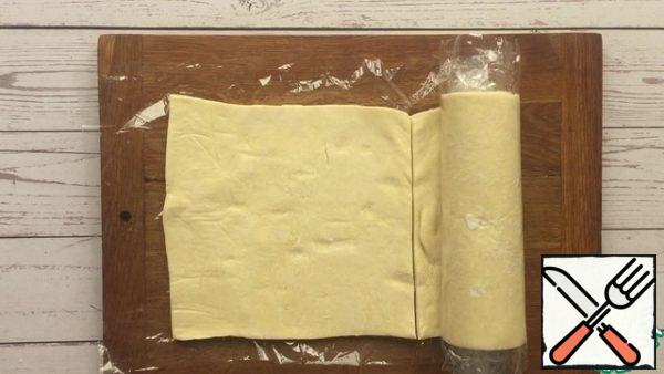 If you use the finished dough, it must first be thawed at room temperature. Cut a square from the dough and roll it out a little, lightly sprinkled with flour.