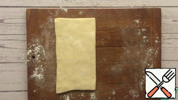 Cover the smeared part with the other side of the dough, it turns out we fold it like a book. And press.