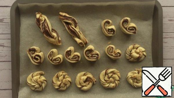 On a baking sheet covered with parchment, we spread our puffs, lubricate them with beaten egg for a beautiful color and send them to the oven preheated to 180C for 25-30 minutes. be sure to look at your oven, puffs can be cooked faster.

