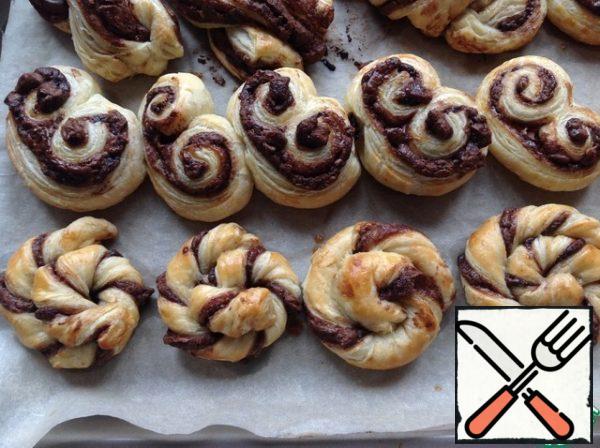 Here are such rosy and beautiful puffs turned out. But most importantly, they are also delicious.
I really hope you enjoy this recipe. Children are always delighted with such puffs.