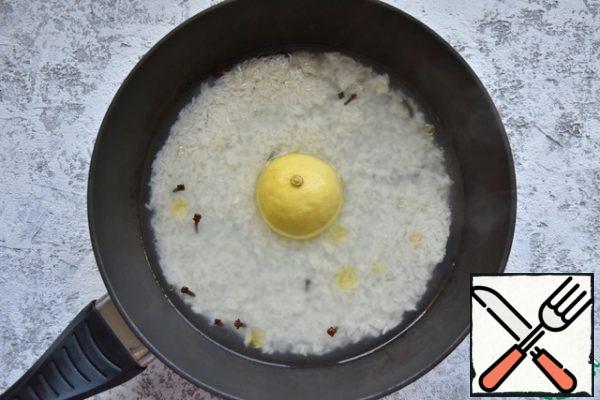 Pan or saucepan put on the fire, pour dry grits and fill it with boiling water.