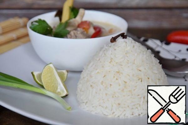 Crumbly rice can be served with any Asian dish.