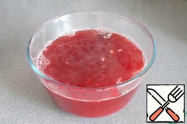 Add cinnamon, anise, cloves, and zest to the strained mass. Add sugar. Pour in the brewed tea and squeezed orange juice. Add the berry puree and whole berries.
