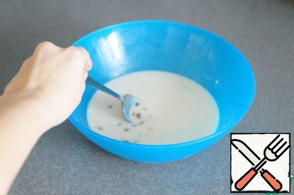 Milk warm up, test finger at.
To make no mistake, heat half a Cup of milk in the microwave and dilute. It should be barely warm, that's important.
Pour into a Cup, stir well so that no lumps of yeast remain.