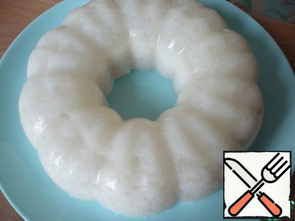 Jelly allow to harden ( I have frozen jelly at room temperature). Frozen coconut milk to remove from the mold by turning the form on a dish.
