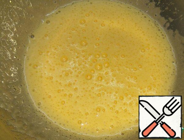 Beat the eggs with sugar. Add vegetable oil, whisk again.
