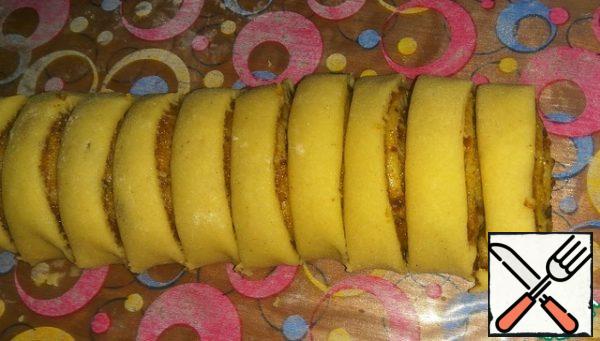 Roll into a roll and cut into 1.5-2 cm wide pieces.

