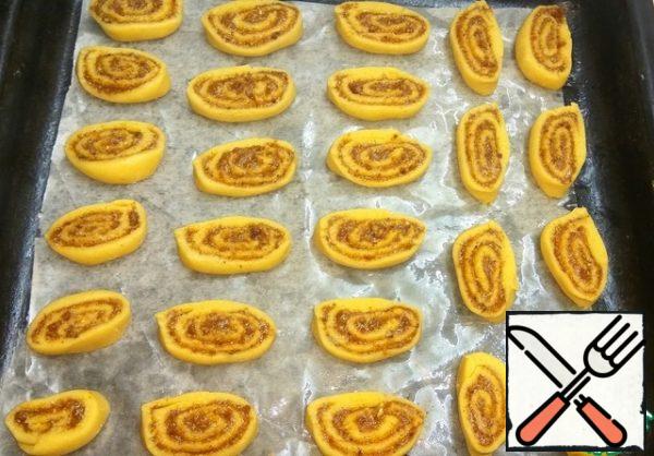 Put the sliced cookies on a baking sheet covered with parchment.
