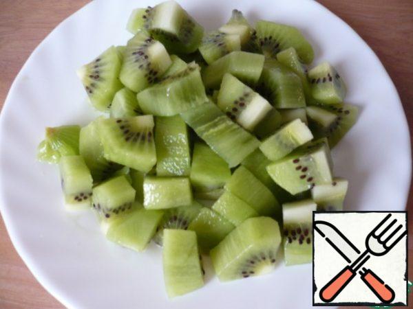 Kiwi peel, cut into quarters, and then cut each quarter into small pieces.