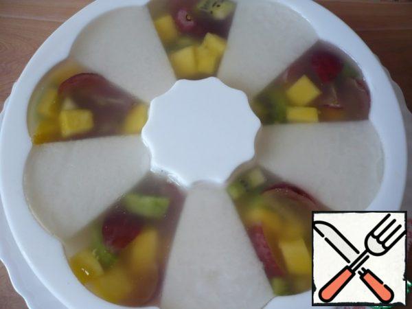 Now in each free cell in turn add chopped fruit. All cells fill to the top and pour the remaining jelly. Put the jelly to solidify (the jelly is a well-solidifies at room temperature).