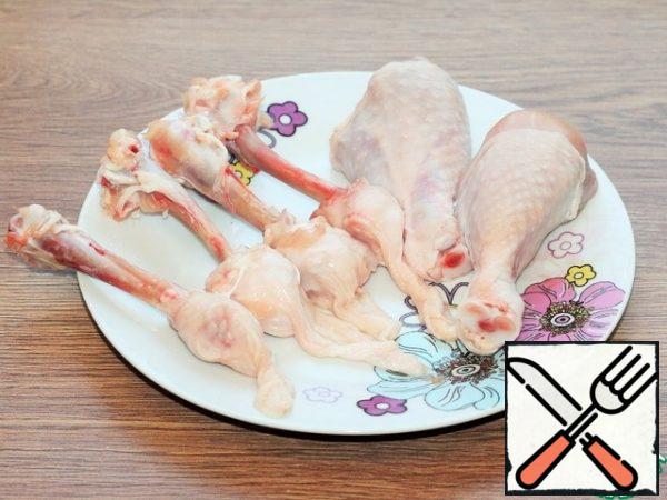 Rinse the chicken drumsticks and dry with a paper towel. Carefully separate the skin and cut the flesh.