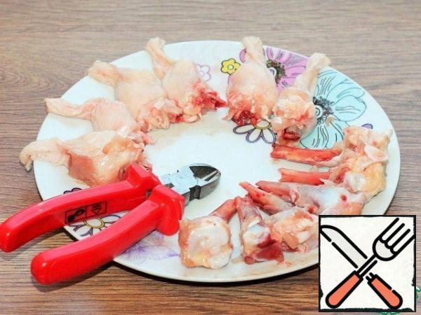With a pruner, cut off the bone and leave the tip of the leg. If you do not have a pruner, then take the pliers from your husband and cut off the bones.
