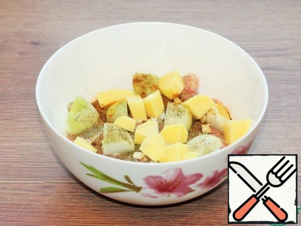Prepare the filling for the legs. Peeled potatoes - 1 pc. and onions - 1 pc., cut into large slices. Mix the chicken pulp with potatoes, onions and 1 clove of crushed garlic.. Add (1 tablespoon) egg white whipped with a fork, dry seasoning, salt and pepper.
