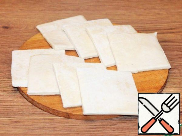Cut 2 plates of dough into 8 pieces.
