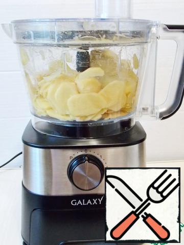 Now you need to cut the potatoes into thin slices. You can do it manually or on a special grater. I used a food processor.